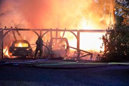 Schuur met twee voertuigen uitgebrand in Naarden