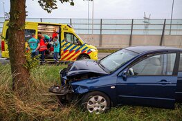 Auto tegen boom gereden in Muiden