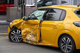 Flinke schade bij botsing in Huizen