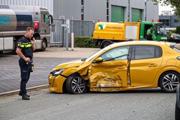 Flinke schade bij botsing in Huizen