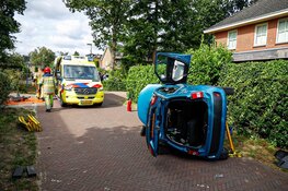 Ongeluk op Hanrathsingel in Laren: auto op z'n kant