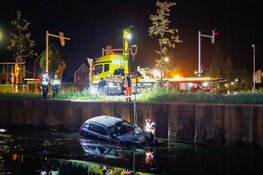 Automobiliste onder invloed rijdt te water in Blaricum