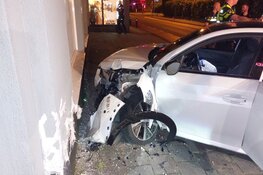 Twee mensen naar ziekenhuis na eenzijdig ongeluk in Bussum