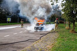 Auto in brand op A1 bij Naarden