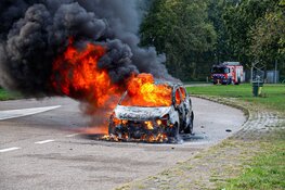 Auto in brand op A1 bij Naarden
