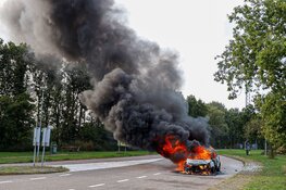 Auto in brand op A1 bij Naarden