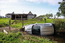 Automobiliste rijdt sloot in na botsing in Muiderberg