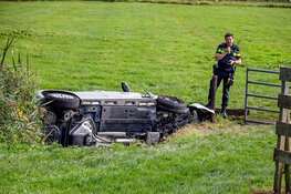 Automobiliste rijdt sloot in na botsing in Muiderberg