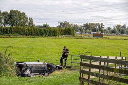 Automobiliste rijdt sloot in na botsing in Muiderberg