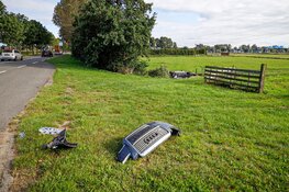 Automobiliste rijdt sloot in na botsing in Muiderberg