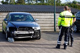 Automobiliste rijdt sloot in na botsing in Muiderberg