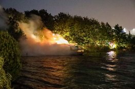 Brand op woonboot in Naarden