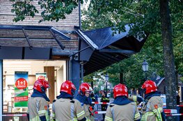 Bakwagen rijdt tegen afdakje winkel in Huizen
