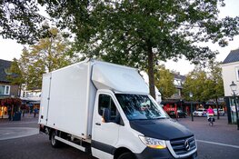 Bakwagen rijdt tegen afdakje winkel in Huizen