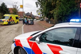 Auto tegen lantaarnpaal in Huizen, bestuurster mogelijk onwel geworden