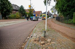Auto tegen lantaarnpaal in Huizen, bestuurster mogelijk onwel geworden