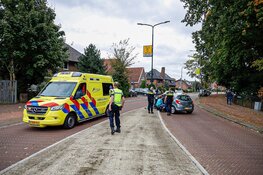 Auto tegen lantaarnpaal in Huizen, bestuurster mogelijk onwel geworden
