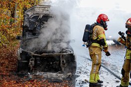 Auto in brand tijdens het rijden in Laren