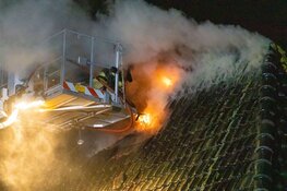 Brand in dak van woning in Huizen