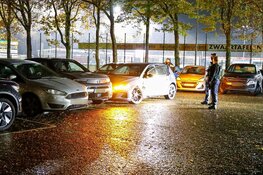 Bestuurder vlucht na enkele auto's geramd te hebben