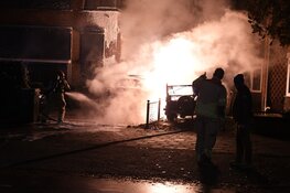 Brand op oprit in Hilversum: twee auto's en aanhanger total loss