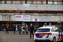 Demonstratie op terrein van NOS in Hilversum