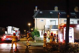 Dakladder hangt los door storm in Huizen