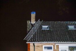 Dakladder hangt los door storm in Huizen