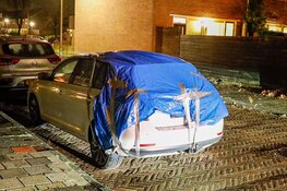 Dakladder hangt los door storm in Huizen