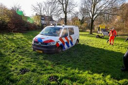 Politiebusje komt vast te zitten tijdens jacht op losgebroken hond