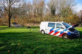 Politiebusje komt vast te zitten tijdens jacht op losgebroken hond