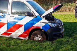 Politiebusje komt vast te zitten tijdens jacht op losgebroken hond