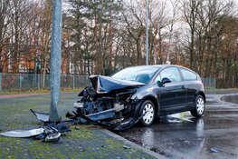 Auto tegen lantaarnpaal gebotst in Hilversum