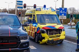 Ambulance zelf betrokken bij ongeluk in Laren
