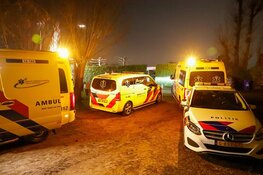 Vrouw aangetroffen in water langs Lange Muiderweg