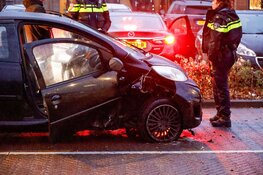Auto tegen boom gereden in Huizen