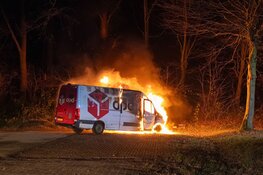 Busje van pakketbezorger uitgebrand in Stadspark Huizen