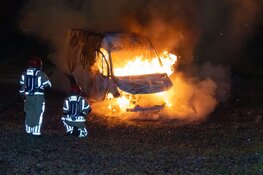 Busje van pakketbezorger uitgebrand in Stadspark Huizen