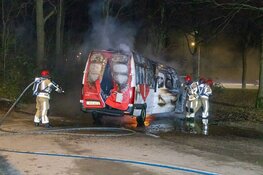 Busje van pakketbezorger uitgebrand in Stadspark Huizen