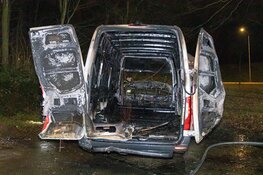 Busje van pakketbezorger uitgebrand in Stadspark Huizen
