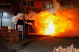 Bestelbus door brand verwoest in Blaricum