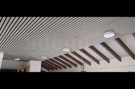 Een akoestisch plafond installeren: wat moet je weten over plafondpanelen?