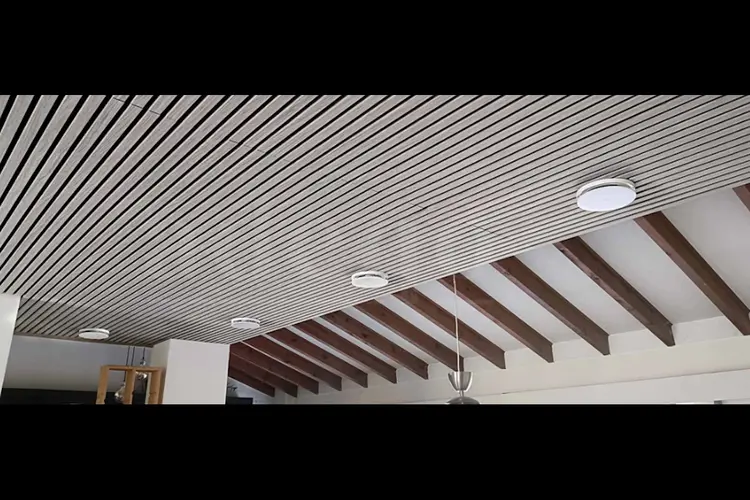 Een akoestisch plafond installeren: wat moet je weten over plafondpanelen?