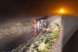 Automobilist belandt in sloot door dichte mist in Weesp