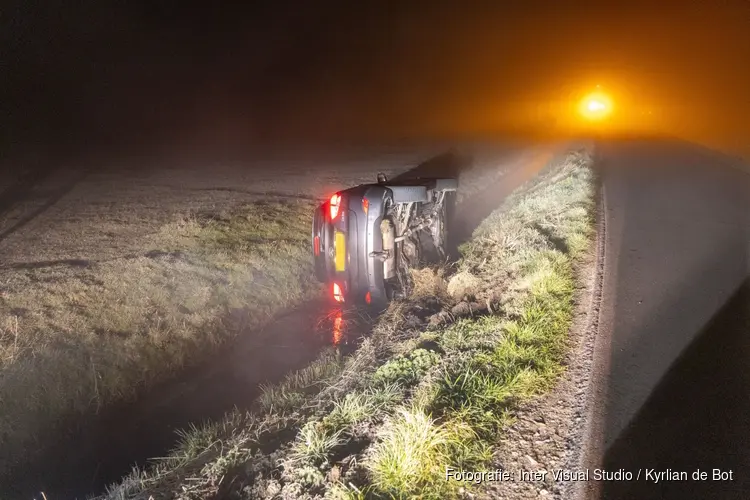 Automobilist belandt in sloot door dichte mist in Weesp