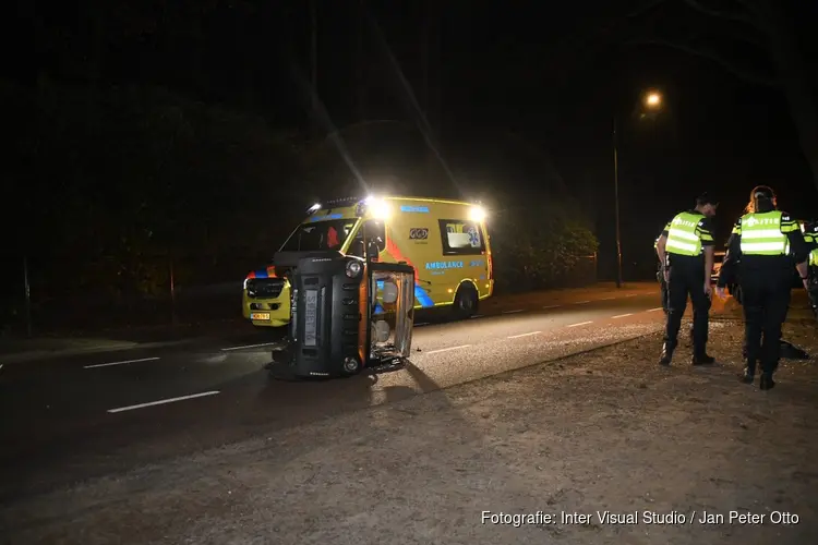 Brommobiel op zijn kant in Laren, twee gewonden