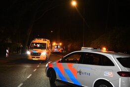 Brommobiel op zijn kant in Laren, twee gewonden