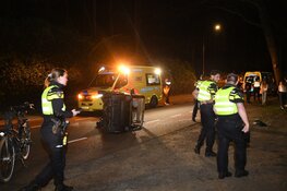 Brommobiel op zijn kant in Laren, twee gewonden