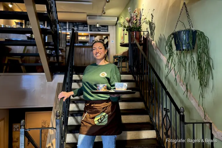 Geboren en getogen Hilversumse Debra Seure neemt Bagels & Beans aan de Kerkstraat over