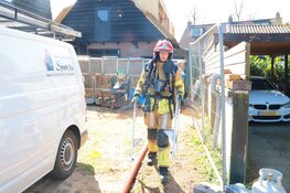 Korte brand in dak van aanbouw in Laren